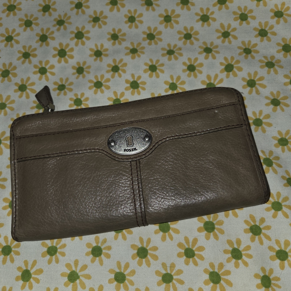 Fossil Dark Brown Leather Women's Maddox Zip Wallet Unused